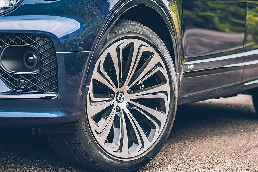 是,這是全新大改款的New Bentayga,我知道你心裡的疑問,不過只要親眼瞧瞧,你會跟我一樣肯定,它真的是新Bentayga。