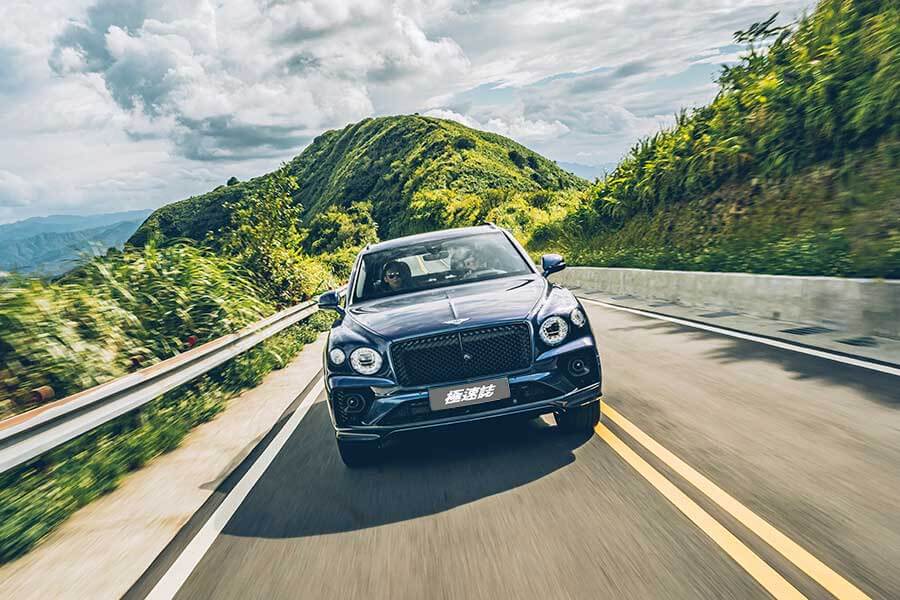 是,這是全新大改款的New Bentayga,我知道你心裡的疑問,不過只要親眼瞧瞧,你會跟我一樣肯定,它真的是新Bentayga。