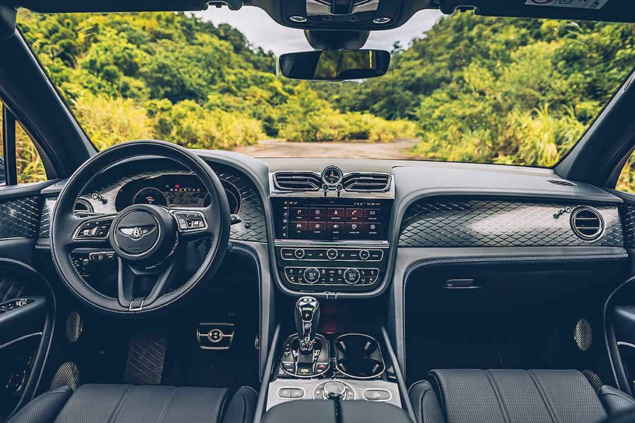 是,這是全新大改款的New Bentayga,我知道你心裡的疑問,不過只要親眼瞧瞧,你會跟我一樣肯定,它真的是新Bentayga。