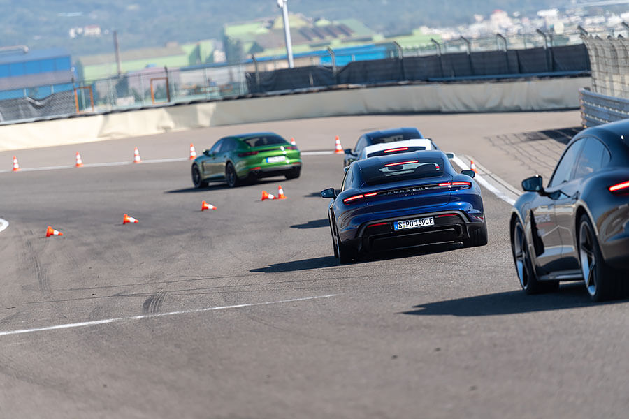 所謂迅如雷霆、疾如閃電的景象莫過於此,內心波濤洶湧久久不能自己……。