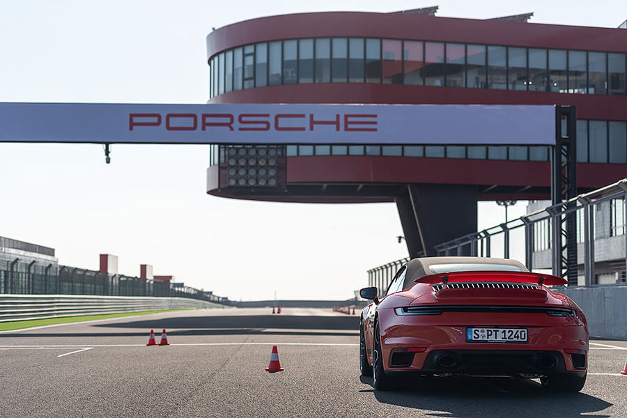 所謂迅如雷霆、疾如閃電的景象莫過於此,內心波濤洶湧久久不能自己……。