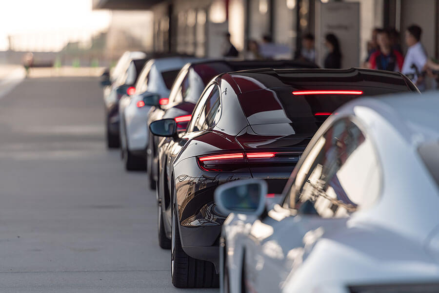 所謂迅如雷霆、疾如閃電的景象莫過於此,內心波濤洶湧久久不能自己……。