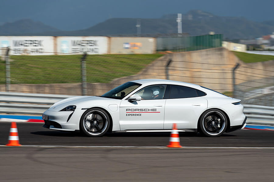 所謂迅如雷霆、疾如閃電的景象莫過於此,內心波濤洶湧久久不能自己……。