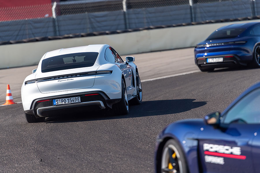 所謂迅如雷霆、疾如閃電的景象莫過於此,內心波濤洶湧久久不能自己……。