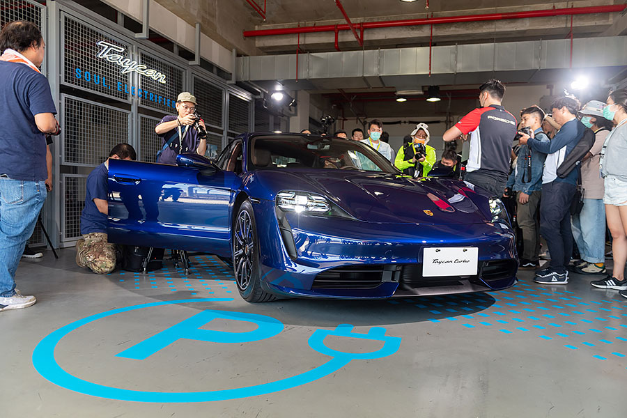 所謂迅如雷霆、疾如閃電的景象莫過於此,內心波濤洶湧久久不能自己……。