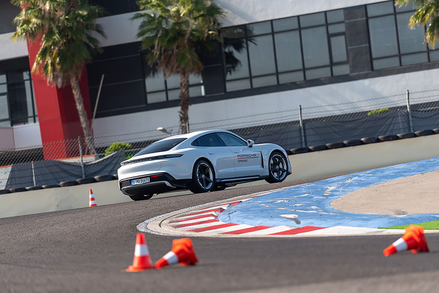 所謂迅如雷霆、疾如閃電的景象莫過於此,內心波濤洶湧久久不能自己……。