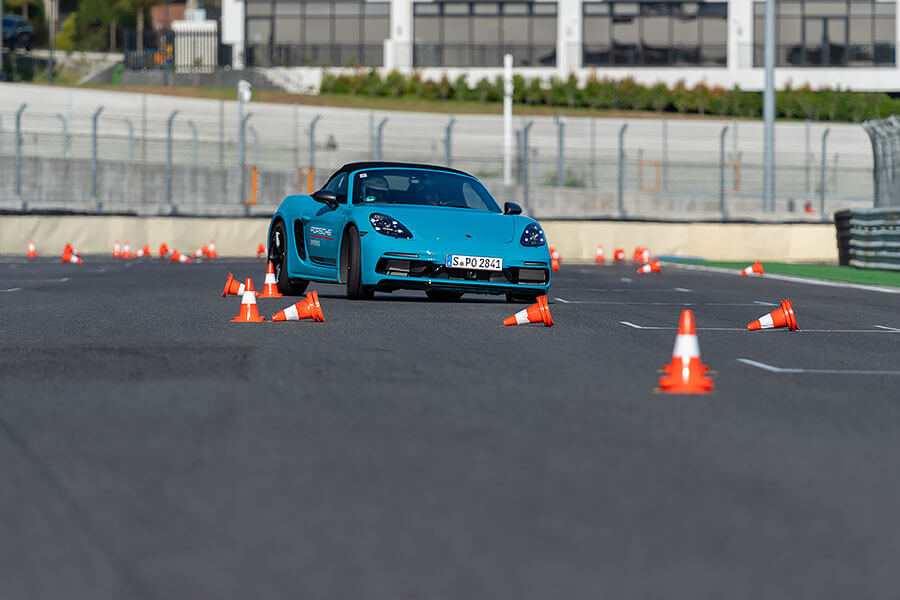 所謂迅如雷霆、疾如閃電的景象莫過於此,內心波濤洶湧久久不能自己……。