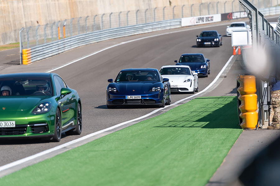 所謂迅如雷霆、疾如閃電的景象莫過於此,內心波濤洶湧久久不能自己……。