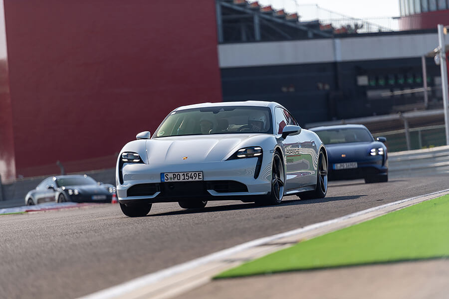 所謂迅如雷霆、疾如閃電的景象莫過於此,內心波濤洶湧久久不能自己……。