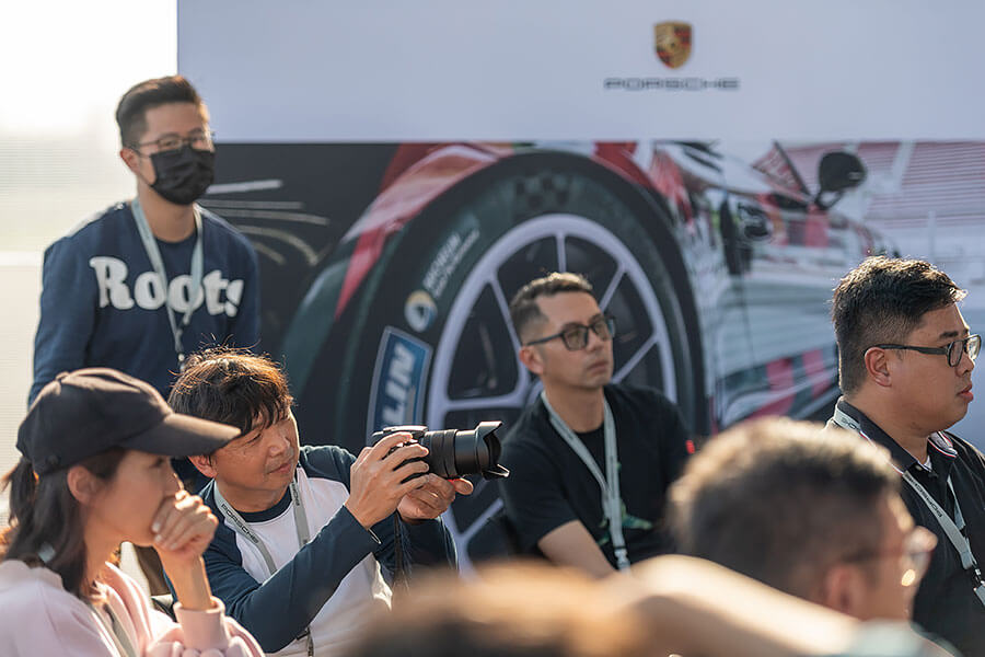 所謂迅如雷霆、疾如閃電的景象莫過於此,內心波濤洶湧久久不能自己……。