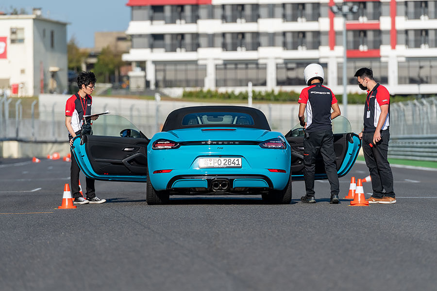 所謂迅如雷霆、疾如閃電的景象莫過於此,內心波濤洶湧久久不能自己……。