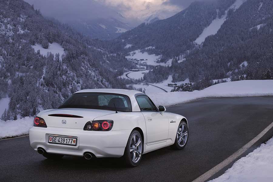 曾經有一輛樂趣十足的跑車擺在市場，我輩沒有珍惜，等它停產之後你我才後悔莫及，人世間最痛苦的事莫過於此。如果上天能夠給我一個載來一次的機會，我會大聲說出那款車的名字：Honda S2000。