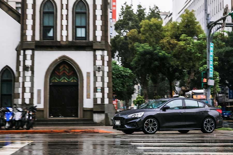 恩,收到了福特試車邀請信函,標題打著20.75年式Focus 4D ST-Line Lommel全新上市,而經過一日共處後,可證明這一強棒可說滿壘得分。