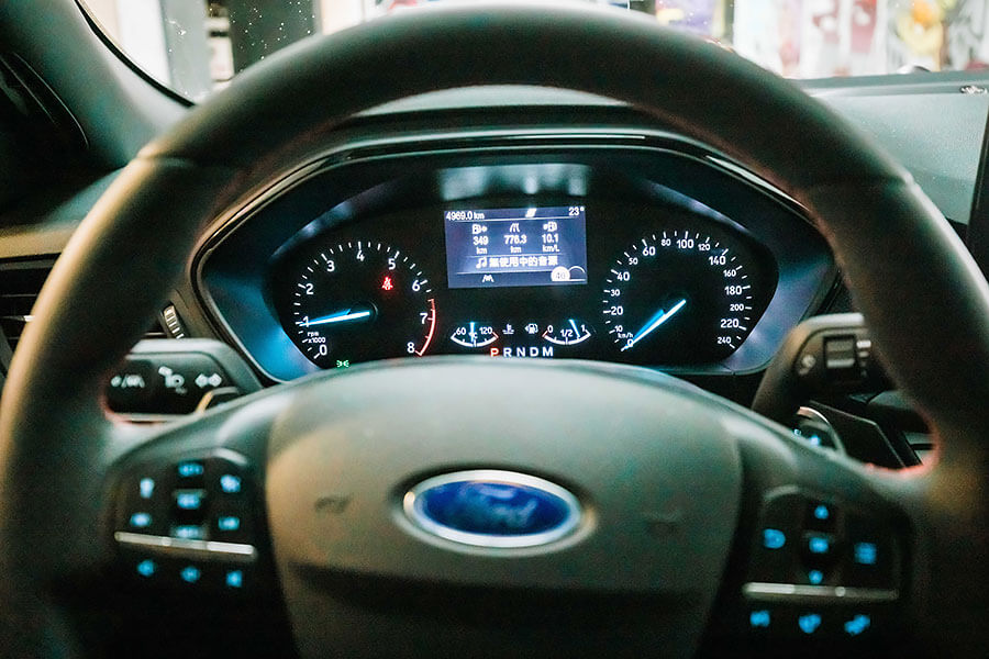 恩,收到了福特試車邀請信函,標題打著20.75年式Focus 4D ST-Line Lommel全新上市,而經過一日共處後,可證明這一強棒可說滿壘得分。