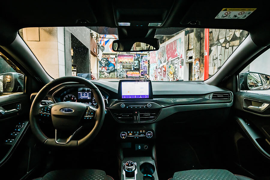 恩,收到了福特試車邀請信函,標題打著20.75年式Focus 4D ST-Line Lommel全新上市,而經過一日共處後,可證明這一強棒可說滿壘得分。