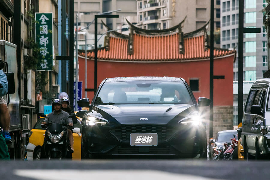 恩,收到了福特試車邀請信函,標題打著20.75年式Focus 4D ST-Line Lommel全新上市,而經過一日共處後,可證明這一強棒可說滿壘得分。