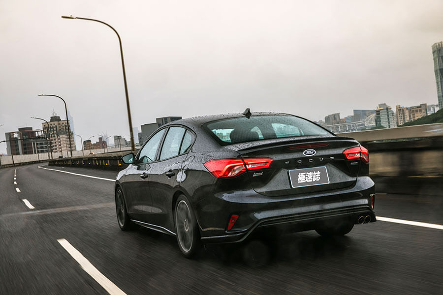 恩,收到了福特試車邀請信函,標題打著20.75年式Focus 4D ST-Line Lommel全新上市,而經過一日共處後,可證明這一強棒可說滿壘得分。