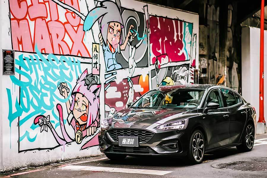 恩,收到了福特試車邀請信函,標題打著20.75年式Focus 4D ST-Line Lommel全新上市,而經過一日共處後,可證明這一強棒可說滿壘得分。