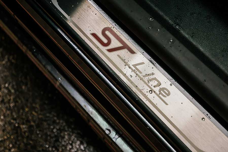 恩,收到了福特試車邀請信函,標題打著20.75年式Focus 4D ST-Line Lommel全新上市,而經過一日共處後,可證明這一強棒可說滿壘得分。