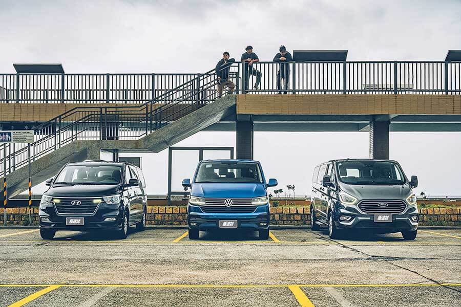 這次藉由福斯期待已久的Caravelle T6.1小改款的推出,TG也順勢來個推舟作了一輯攸關商務廂車專題,聘請了另為兩款國內各大觀光聖地最為常見的商務車型:福特Tourneo Custom及現代Grand Starex。來自美韓的二大塊頭是否會是以黑馬自居或敬陪末座,很期待嗎?我們更興奮啊!