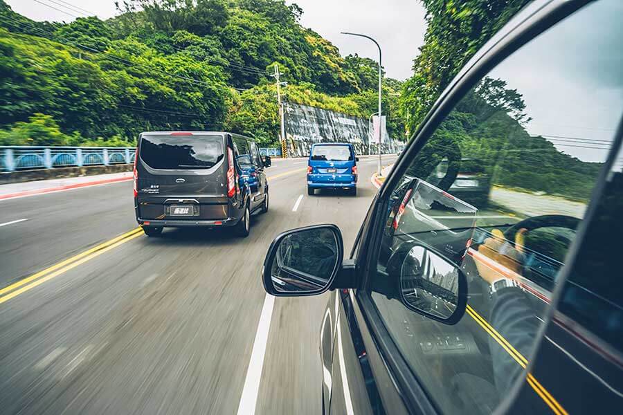 這次藉由福斯期待已久的Caravelle T6.1小改款的推出,TG也順勢來個推舟作了一輯攸關商務廂車專題,聘請了另為兩款國內各大觀光聖地最為常見的商務車型:福特Tourneo Custom及現代Grand Starex。來自美韓的二大塊頭是否會是以黑馬自居或敬陪末座,很期待嗎?我們更興奮啊!