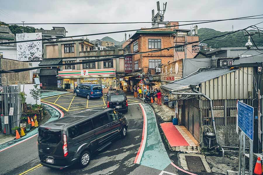 這次藉由福斯期待已久的Caravelle T6.1小改款的推出,TG也順勢來個推舟作了一輯攸關商務廂車專題,聘請了另為兩款國內各大觀光聖地最為常見的商務車型:福特Tourneo Custom及現代Grand Starex。來自美韓的二大塊頭是否會是以黑馬自居或敬陪末座,很期待嗎?我們更興奮啊!