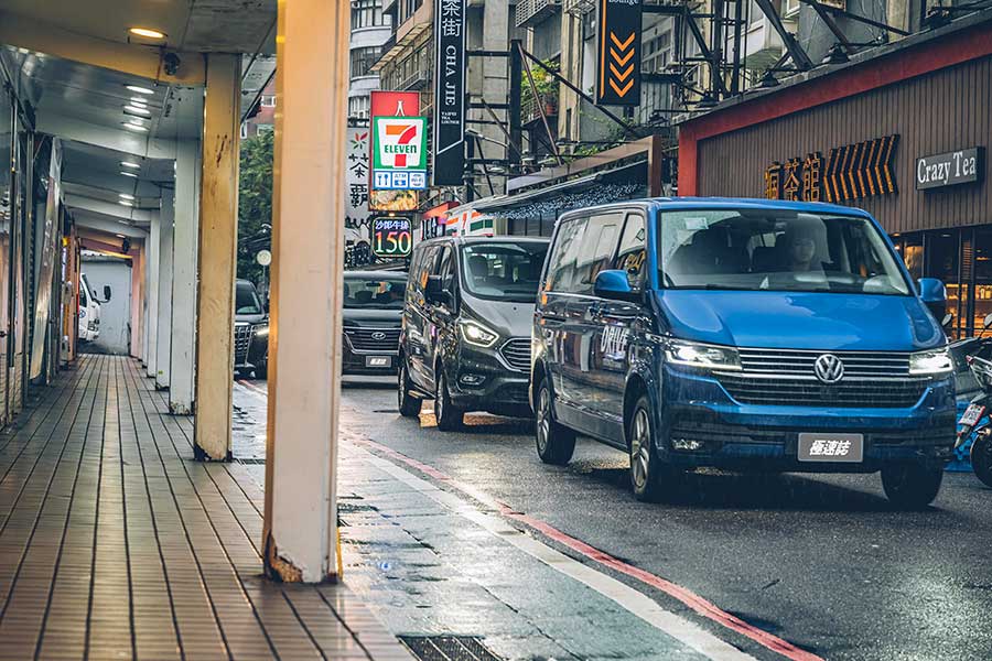 這次藉由福斯期待已久的Caravelle T6.1小改款的推出,TG也順勢來個推舟作了一輯攸關商務廂車專題,聘請了另為兩款國內各大觀光聖地最為常見的商務車型:福特Tourneo Custom及現代Grand Starex。來自美韓的二大塊頭是否會是以黑馬自居或敬陪末座,很期待嗎?我們更興奮啊!