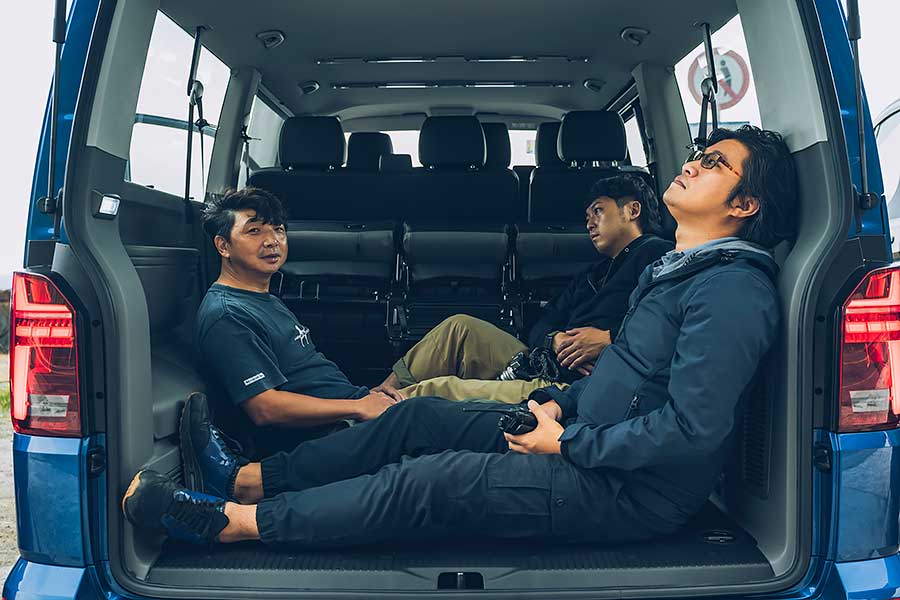 這次藉由福斯期待已久的Caravelle T6.1小改款的推出,TG也順勢來個推舟作了一輯攸關商務廂車專題,聘請了另為兩款國內各大觀光聖地最為常見的商務車型:福特Tourneo Custom及現代Grand Starex。來自美韓的二大塊頭是否會是以黑馬自居或敬陪末座,很期待嗎?我們更興奮啊!