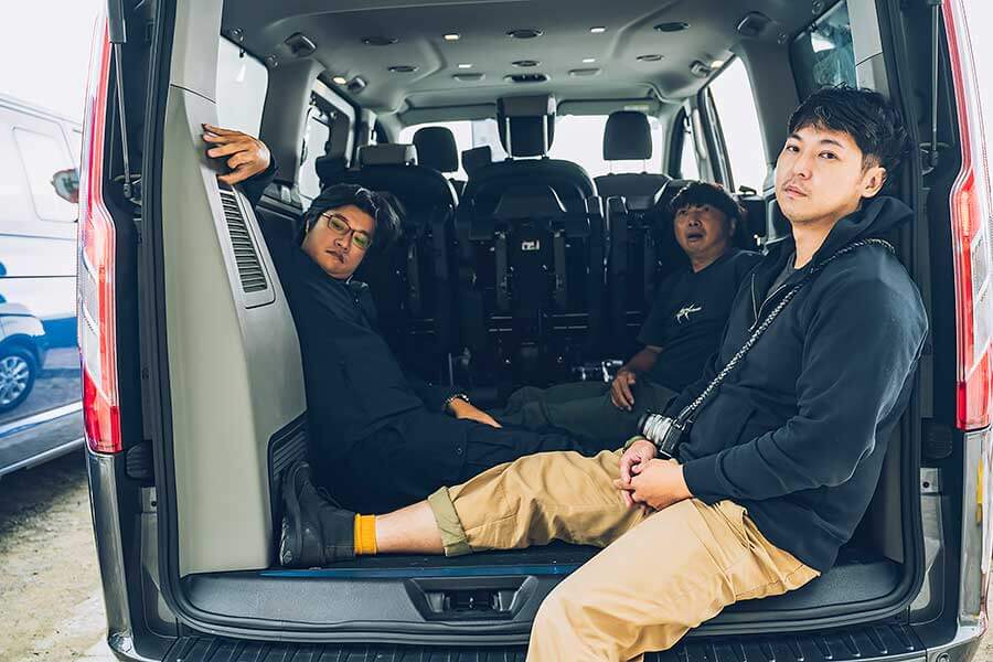 這次藉由福斯期待已久的Caravelle T6.1小改款的推出,TG也順勢來個推舟作了一輯攸關商務廂車專題,聘請了另為兩款國內各大觀光聖地最為常見的商務車型:福特Tourneo Custom及現代Grand Starex。來自美韓的二大塊頭是否會是以黑馬自居或敬陪末座,很期待嗎?我們更興奮啊!