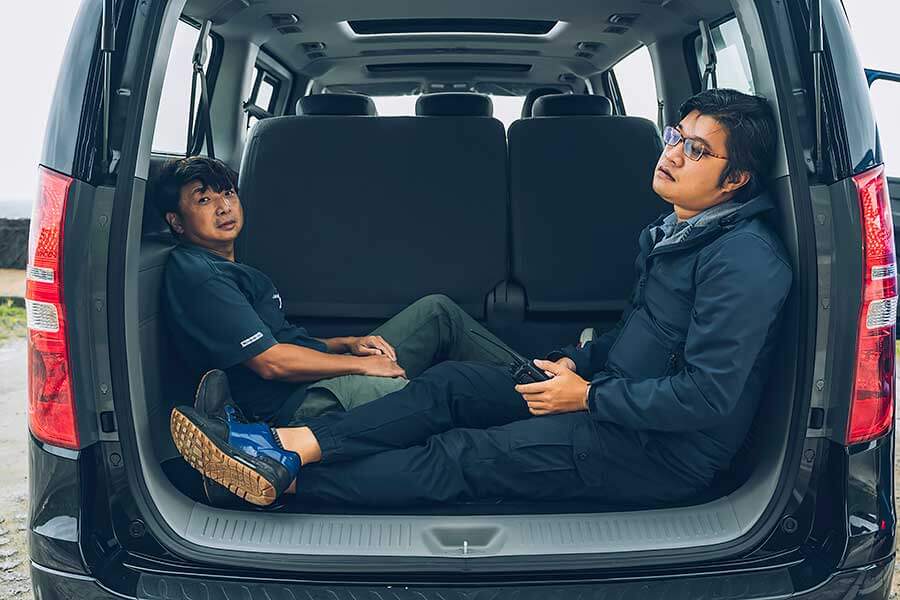 這次藉由福斯期待已久的Caravelle T6.1小改款的推出,TG也順勢來個推舟作了一輯攸關商務廂車專題,聘請了另為兩款國內各大觀光聖地最為常見的商務車型:福特Tourneo Custom及現代Grand Starex。來自美韓的二大塊頭是否會是以黑馬自居或敬陪末座,很期待嗎?我們更興奮啊!