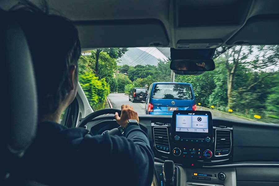 這次藉由福斯期待已久的Caravelle T6.1小改款的推出,TG也順勢來個推舟作了一輯攸關商務廂車專題,聘請了另為兩款國內各大觀光聖地最為常見的商務車型:福特Tourneo Custom及現代Grand Starex。來自美韓的二大塊頭是否會是以黑馬自居或敬陪末座,很期待嗎?我們更興奮啊!