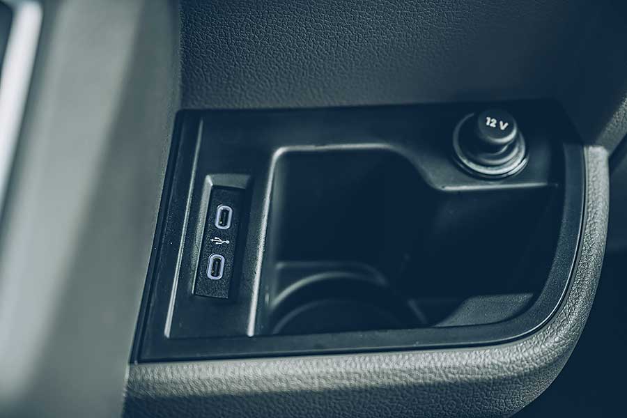 這次藉由福斯期待已久的Caravelle T6.1小改款的推出,TG也順勢來個推舟作了一輯攸關商務廂車專題,聘請了另為兩款國內各大觀光聖地最為常見的商務車型:福特Tourneo Custom及現代Grand Starex。來自美韓的二大塊頭是否會是以黑馬自居或敬陪末座,很期待嗎?我們更興奮啊!