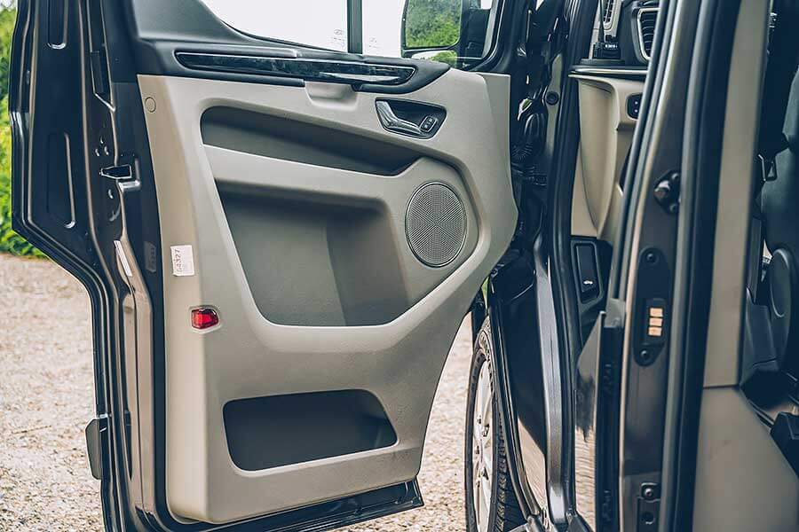 這次藉由福斯期待已久的Caravelle T6.1小改款的推出,TG也順勢來個推舟作了一輯攸關商務廂車專題,聘請了另為兩款國內各大觀光聖地最為常見的商務車型:福特Tourneo Custom及現代Grand Starex。來自美韓的二大塊頭是否會是以黑馬自居或敬陪末座,很期待嗎?我們更興奮啊!