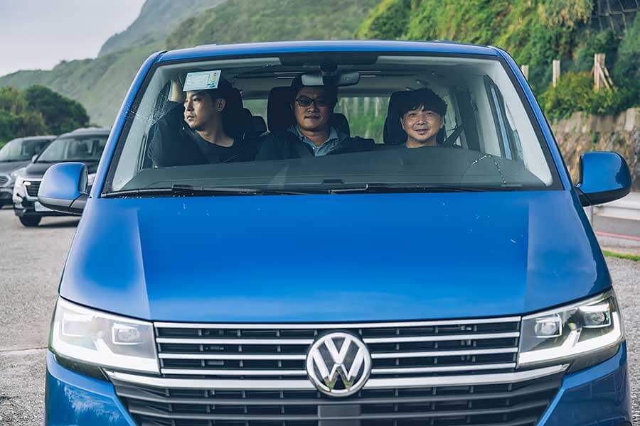 這次藉由福斯期待已久的Caravelle T6.1小改款的推出,TG也順勢來個推舟作了一輯攸關商務廂車專題,聘請了另為兩款國內各大觀光聖地最為常見的商務車型:福特Tourneo Custom及現代Grand Starex。來自美韓的二大塊頭是否會是以黑馬自居或敬陪末座,很期待嗎?我們更興奮啊!