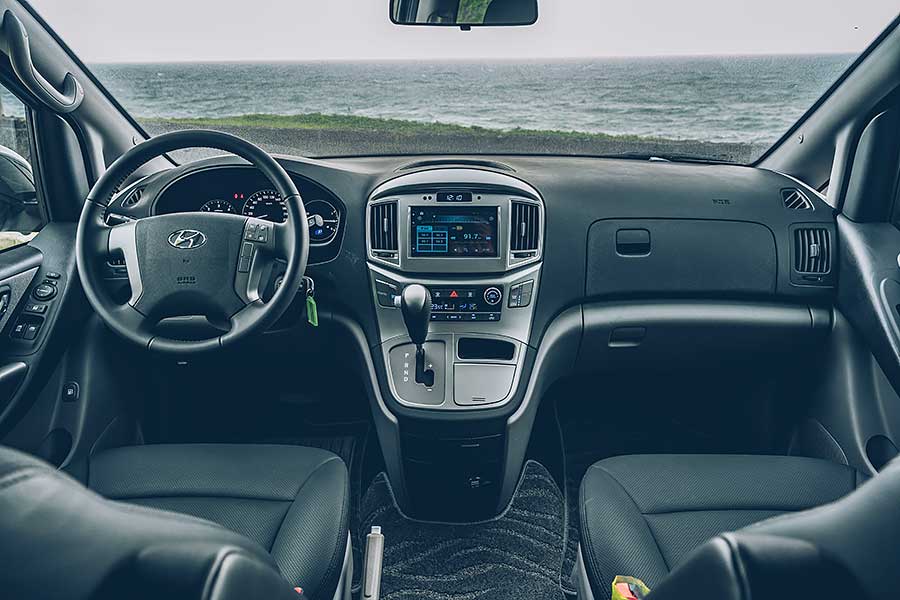 這次藉由福斯期待已久的Caravelle T6.1小改款的推出,TG也順勢來個推舟作了一輯攸關商務廂車專題,聘請了另為兩款國內各大觀光聖地最為常見的商務車型:福特Tourneo Custom及現代Grand Starex。來自美韓的二大塊頭是否會是以黑馬自居或敬陪末座,很期待嗎?我們更興奮啊!