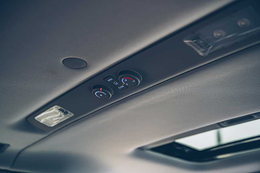 這次藉由福斯期待已久的Caravelle T6.1小改款的推出,TG也順勢來個推舟作了一輯攸關商務廂車專題,聘請了另為兩款國內各大觀光聖地最為常見的商務車型:福特Tourneo Custom及現代Grand Starex。來自美韓的二大塊頭是否會是以黑馬自居或敬陪末座,很期待嗎?我們更興奮啊!