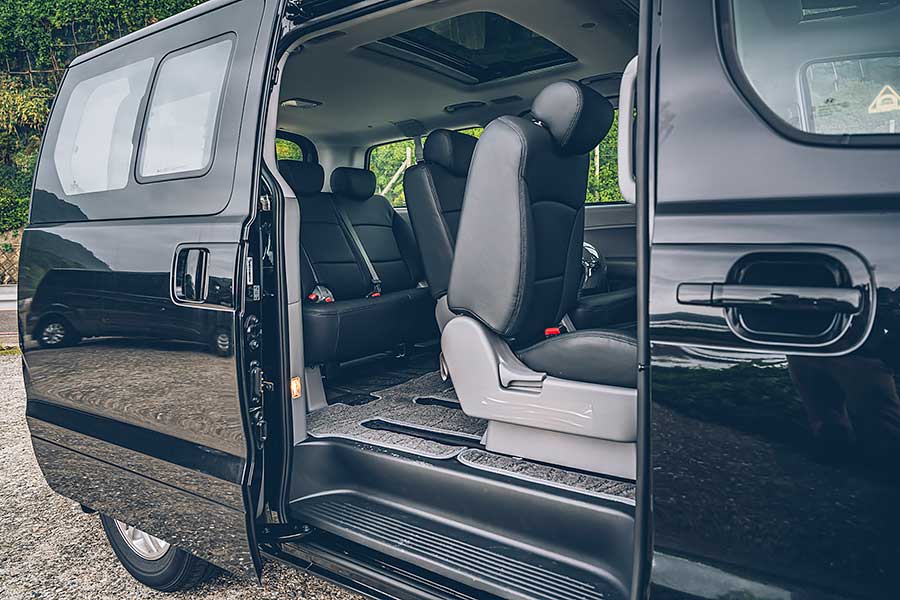 這次藉由福斯期待已久的Caravelle T6.1小改款的推出,TG也順勢來個推舟作了一輯攸關商務廂車專題,聘請了另為兩款國內各大觀光聖地最為常見的商務車型:福特Tourneo Custom及現代Grand Starex。來自美韓的二大塊頭是否會是以黑馬自居或敬陪末座,很期待嗎?我們更興奮啊!