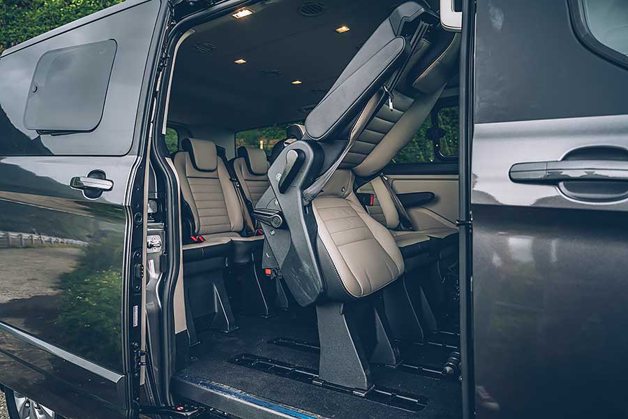 這次藉由福斯期待已久的Caravelle T6.1小改款的推出,TG也順勢來個推舟作了一輯攸關商務廂車專題,聘請了另為兩款國內各大觀光聖地最為常見的商務車型:福特Tourneo Custom及現代Grand Starex。來自美韓的二大塊頭是否會是以黑馬自居或敬陪末座,很期待嗎?我們更興奮啊!