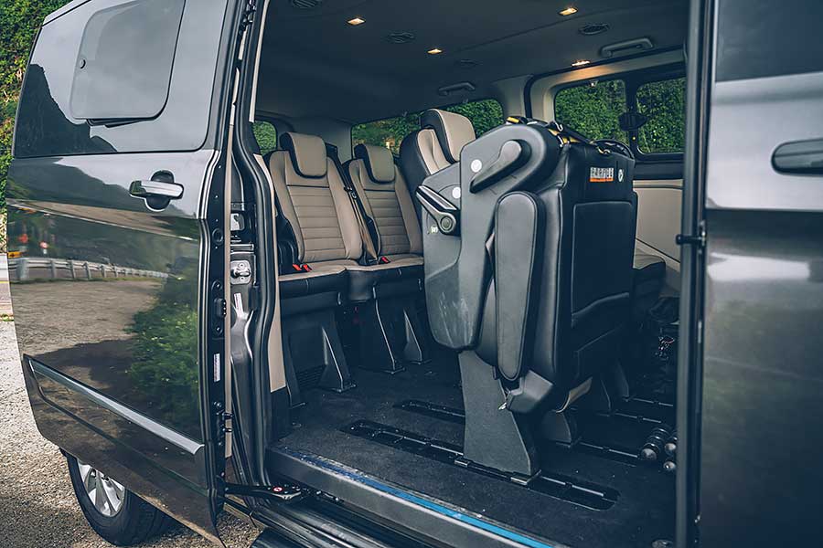 這次藉由福斯期待已久的Caravelle T6.1小改款的推出,TG也順勢來個推舟作了一輯攸關商務廂車專題,聘請了另為兩款國內各大觀光聖地最為常見的商務車型:福特Tourneo Custom及現代Grand Starex。來自美韓的二大塊頭是否會是以黑馬自居或敬陪末座,很期待嗎?我們更興奮啊!