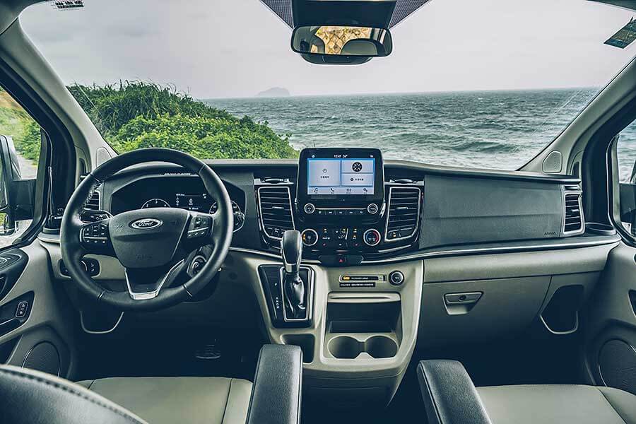 這次藉由福斯期待已久的Caravelle T6.1小改款的推出,TG也順勢來個推舟作了一輯攸關商務廂車專題,聘請了另為兩款國內各大觀光聖地最為常見的商務車型:福特Tourneo Custom及現代Grand Starex。來自美韓的二大塊頭是否會是以黑馬自居或敬陪末座,很期待嗎?我們更興奮啊!