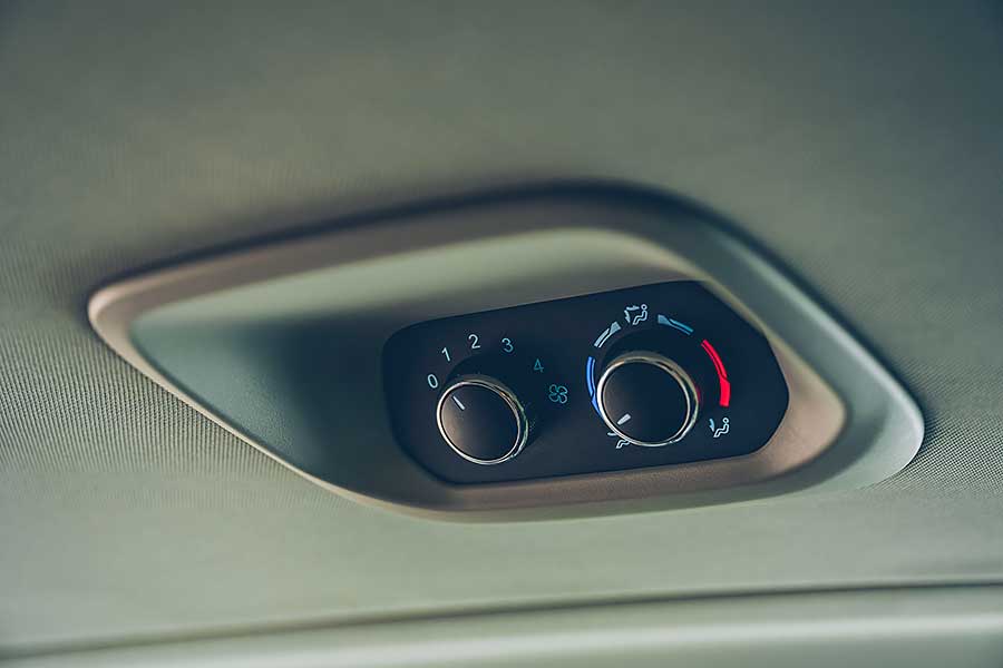 這次藉由福斯期待已久的Caravelle T6.1小改款的推出,TG也順勢來個推舟作了一輯攸關商務廂車專題,聘請了另為兩款國內各大觀光聖地最為常見的商務車型:福特Tourneo Custom及現代Grand Starex。來自美韓的二大塊頭是否會是以黑馬自居或敬陪末座,很期待嗎?我們更興奮啊!