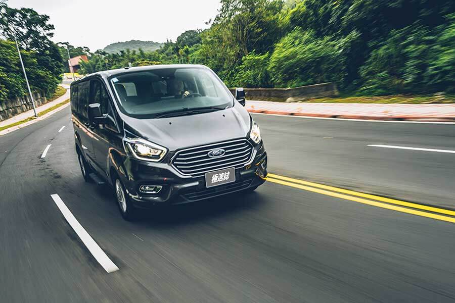 這次藉由福斯期待已久的Caravelle T6.1小改款的推出,TG也順勢來個推舟作了一輯攸關商務廂車專題,聘請了另為兩款國內各大觀光聖地最為常見的商務車型:福特Tourneo Custom及現代Grand Starex。來自美韓的二大塊頭是否會是以黑馬自居或敬陪末座,很期待嗎?我們更興奮啊!