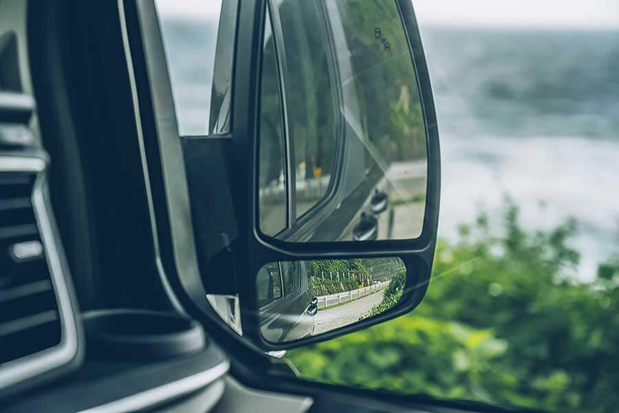 這次藉由福斯期待已久的Caravelle T6.1小改款的推出,TG也順勢來個推舟作了一輯攸關商務廂車專題,聘請了另為兩款國內各大觀光聖地最為常見的商務車型:福特Tourneo Custom及現代Grand Starex。來自美韓的二大塊頭是否會是以黑馬自居或敬陪末座,很期待嗎?我們更興奮啊!