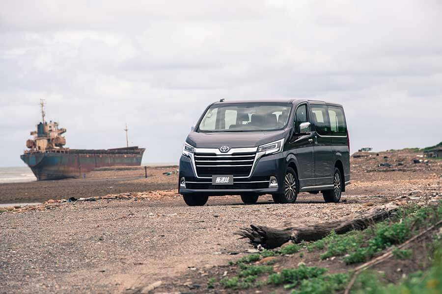 這次藉由福斯期待已久的Caravelle T6.1小改款的推出,TG也順勢來個推舟作了一輯攸關商務廂車專題,聘請了另為兩款國內各大觀光聖地最為常見的商務車型:福特Tourneo Custom及現代Grand Starex。來自美韓的二大塊頭是否會是以黑馬自居或敬陪末座,很期待嗎?我們更興奮啊!