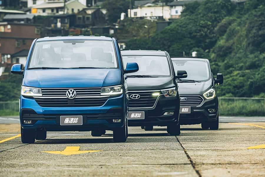 這次藉由福斯期待已久的Caravelle T6.1小改款的推出,TG也順勢來個推舟作了一輯攸關商務廂車專題,聘請了另為兩款國內各大觀光聖地最為常見的商務車型:福特Tourneo Custom及現代Grand Starex。來自美韓的二大塊頭是否會是以黑馬自居或敬陪末座,很期待嗎?我們更興奮啊!