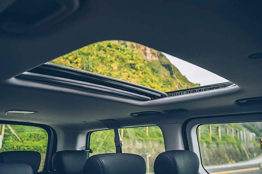 這次藉由福斯期待已久的Caravelle T6.1小改款的推出,TG也順勢來個推舟作了一輯攸關商務廂車專題,聘請了另為兩款國內各大觀光聖地最為常見的商務車型:福特Tourneo Custom及現代Grand Starex。來自美韓的二大塊頭是否會是以黑馬自居或敬陪末座,很期待嗎?我們更興奮啊!