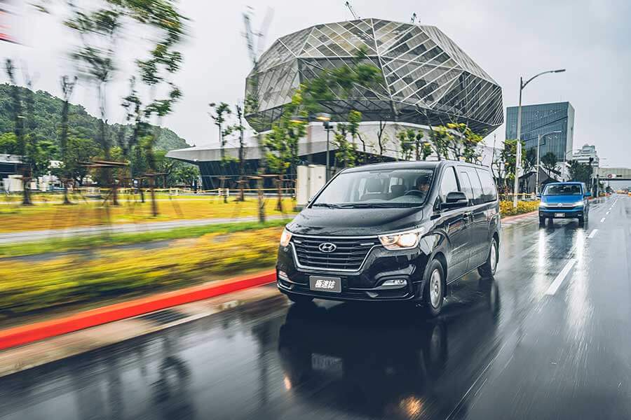 這次藉由福斯期待已久的Caravelle T6.1小改款的推出,TG也順勢來個推舟作了一輯攸關商務廂車專題,聘請了另為兩款國內各大觀光聖地最為常見的商務車型:福特Tourneo Custom及現代Grand Starex。來自美韓的二大塊頭是否會是以黑馬自居或敬陪末座,很期待嗎?我們更興奮啊!