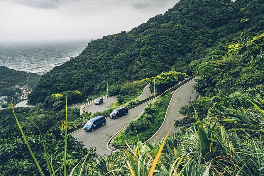 這次藉由福斯期待已久的Caravelle T6.1小改款的推出,TG也順勢來個推舟作了一輯攸關商務廂車專題,聘請了另為兩款國內各大觀光聖地最為常見的商務車型:福特Tourneo Custom及現代Grand Starex。來自美韓的二大塊頭是否會是以黑馬自居或敬陪末座,很期待嗎?我們更興奮啊!