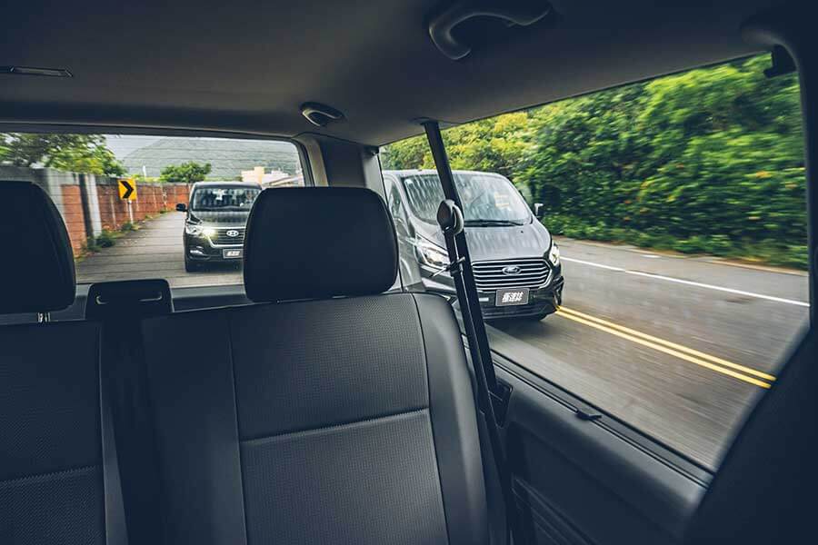 這次藉由福斯期待已久的Caravelle T6.1小改款的推出,TG也順勢來個推舟作了一輯攸關商務廂車專題,聘請了另為兩款國內各大觀光聖地最為常見的商務車型:福特Tourneo Custom及現代Grand Starex。來自美韓的二大塊頭是否會是以黑馬自居或敬陪末座,很期待嗎?我們更興奮啊!