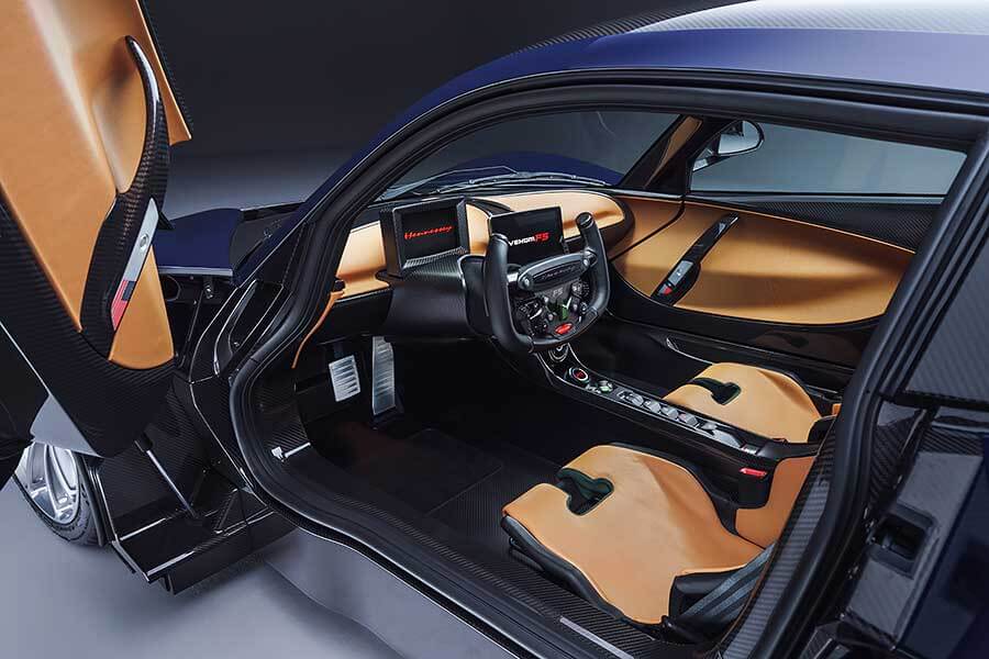 超級龍捲風Venom F5已生成,請圍觀民眾趕緊進行躲避,以免造成不必要人身財物損失!